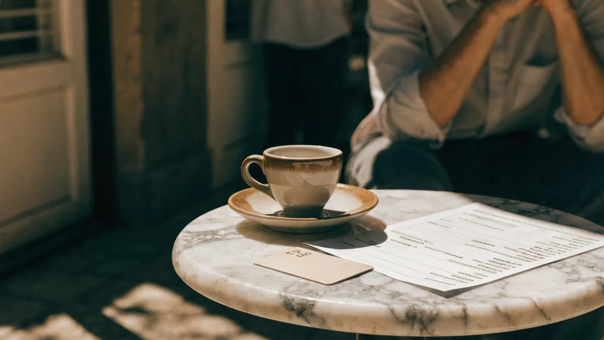 Spaanse bankpas en IBAN-document op een cafétafel