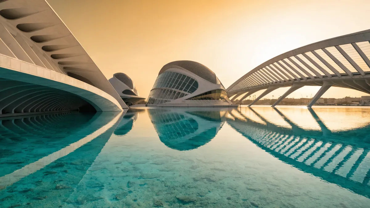 Skyline van de Ciudad de las Artes y las Ciencias in Valencia tijdens het gouden uur