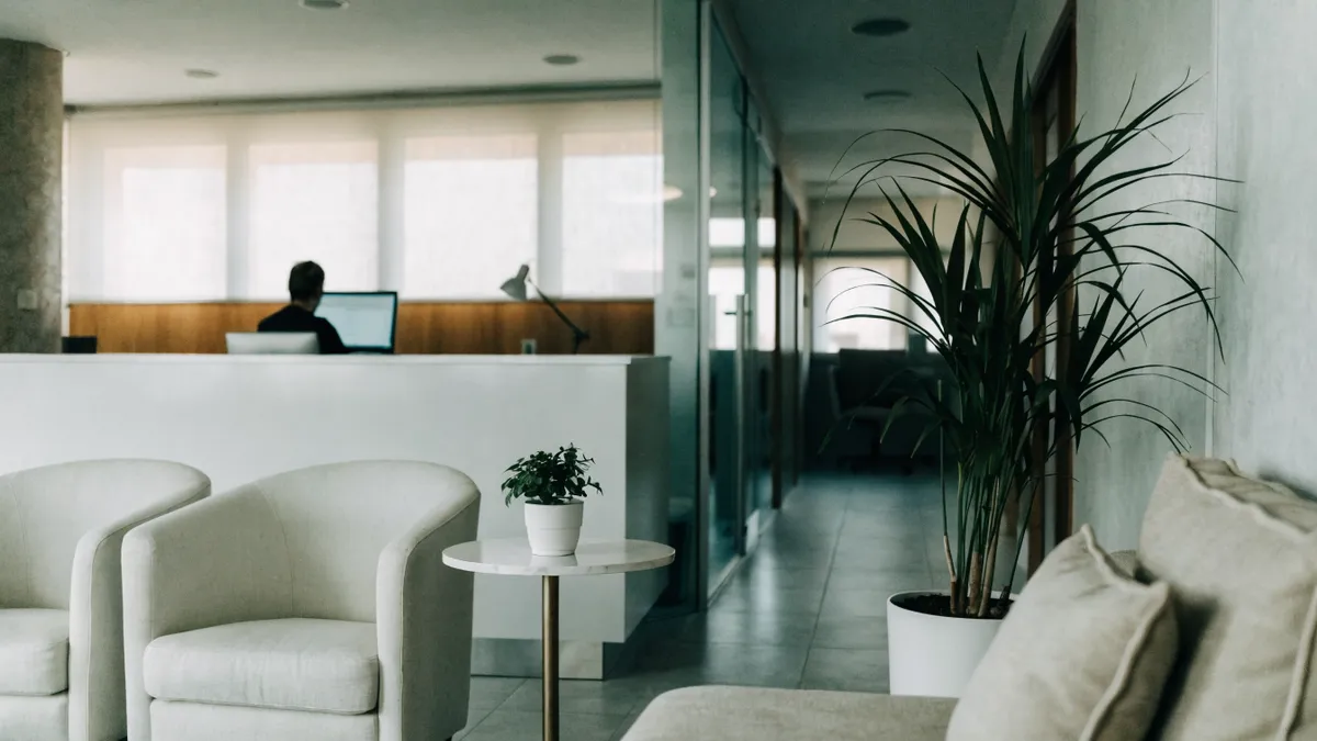 Réception et salle d'attente d'une clinique privée moderne en Espagne