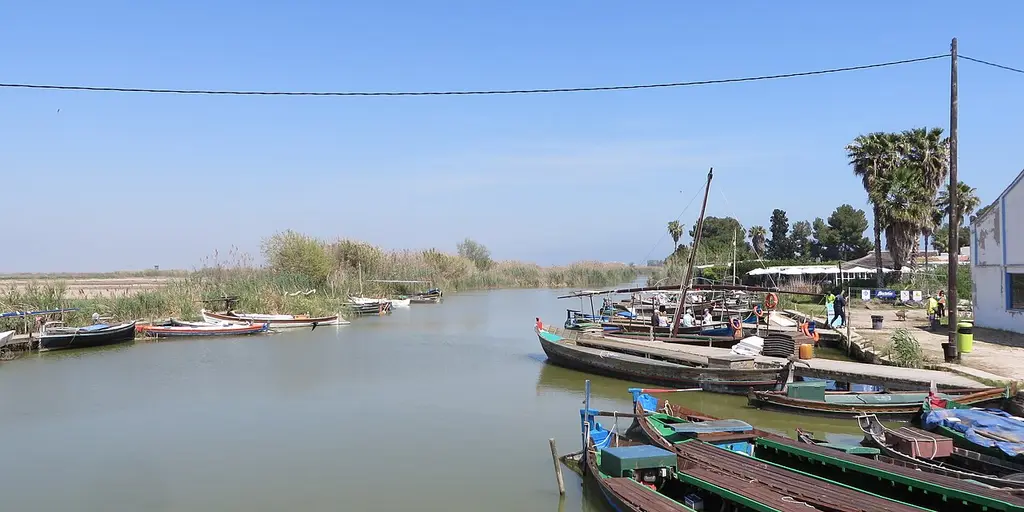 Traditionele bootjes aan een kanaal in El Palmar, in het rijstgebied van de Albufera ten zuiden van Valencia