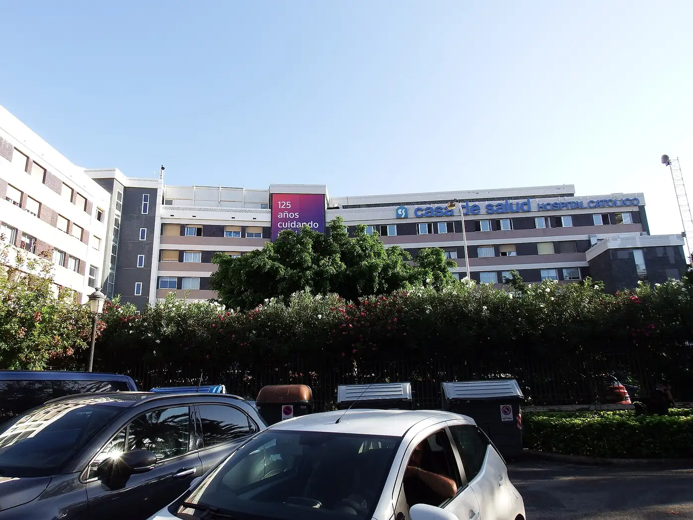 The main block of Hospital La Salud on Avenida del Doctor Manuel Candela in Valencia, with the Casa de Salud sign across the facade