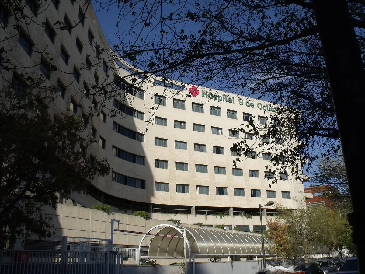 The curved facade of the Vithas Valencia 9 de Octubre hospital on Avenida Valle de la Ballestera, with the hospital name above the upper floors