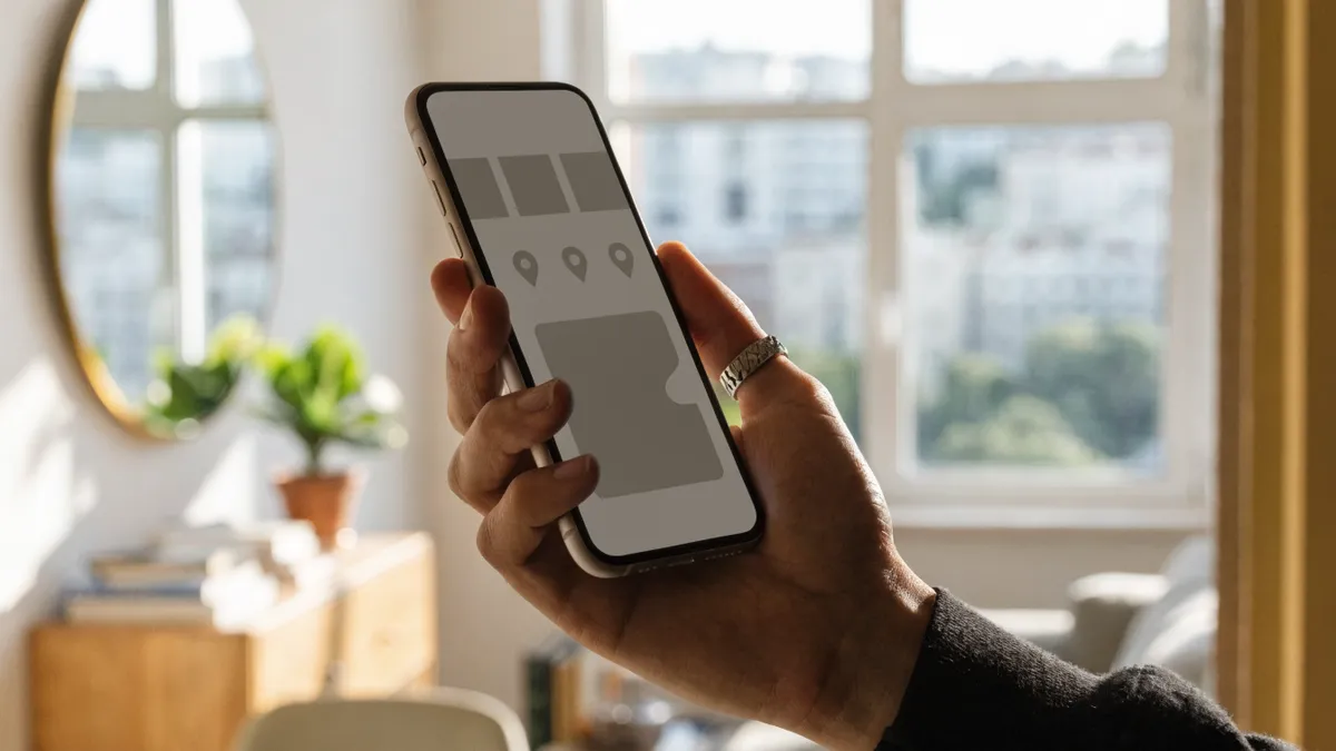 Recherche d'annonces de location sur un téléphone dans un appartement de Valencia