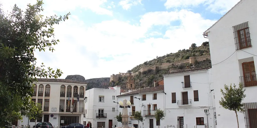 White houses of Chulilla below its hilltop castle