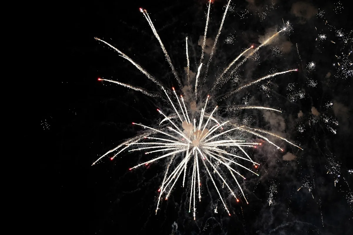 Un grand feu d'artifice autorise au-dessus de Valencia pendant la Nit del Foc