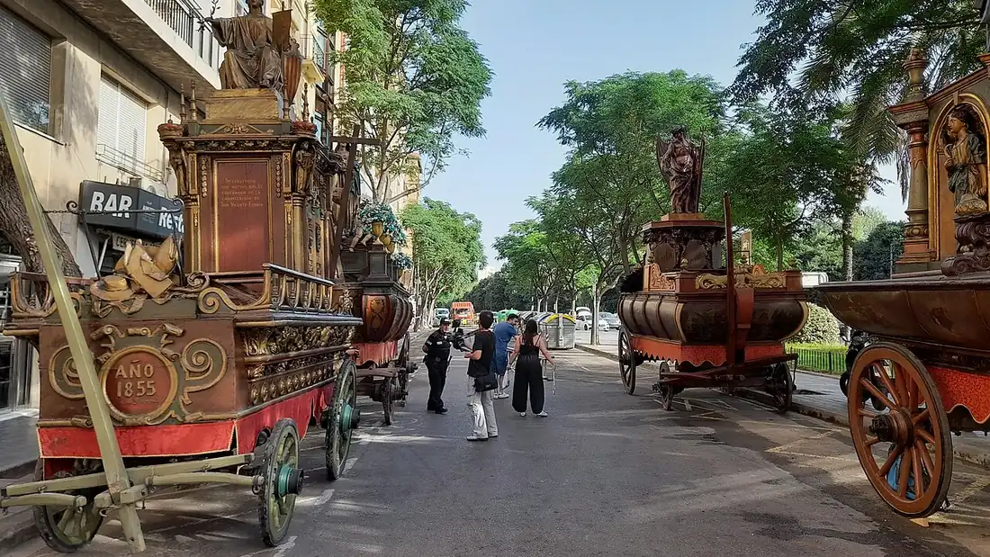 De Roques, de beschilderde houten ceremoniewagens van Corpus Christi in Valencia, worden op de zaterdag van het feest door een straat met bomen naar buiten gereden