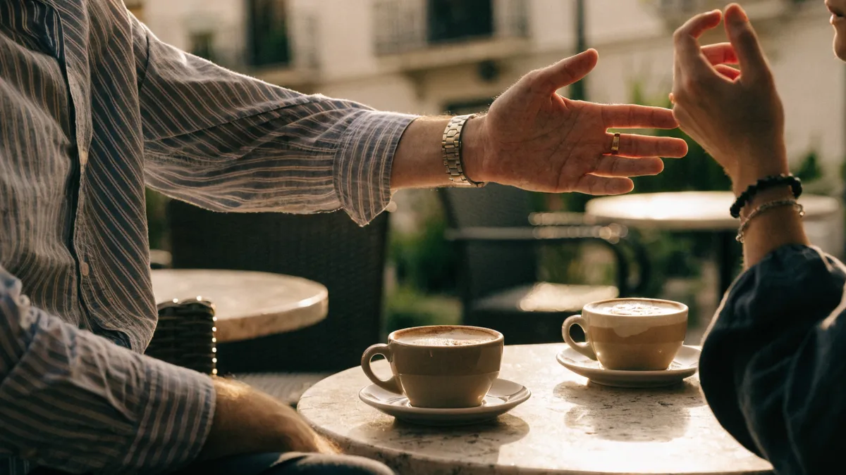 Conversation animée autour d'un café sur une terrasse de Valencia