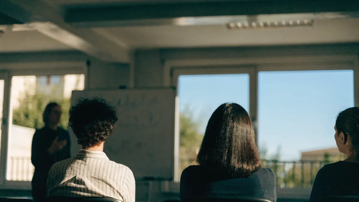 Petit cours d'espagnol pour adultes vu du fond de la salle