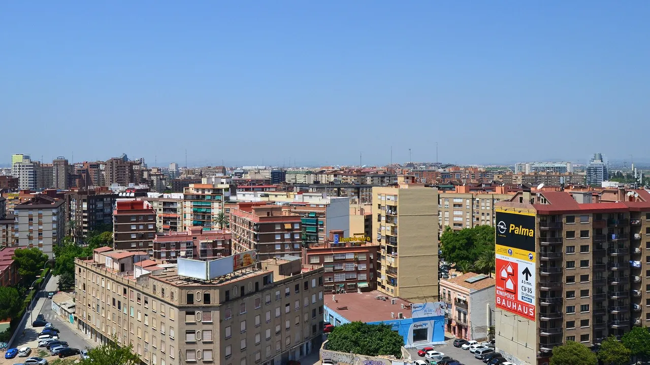 Les toits d'immeubles d'habitation de hauteur moyenne à Campanar, Valencia, vus d'en haut sous un ciel dégagé