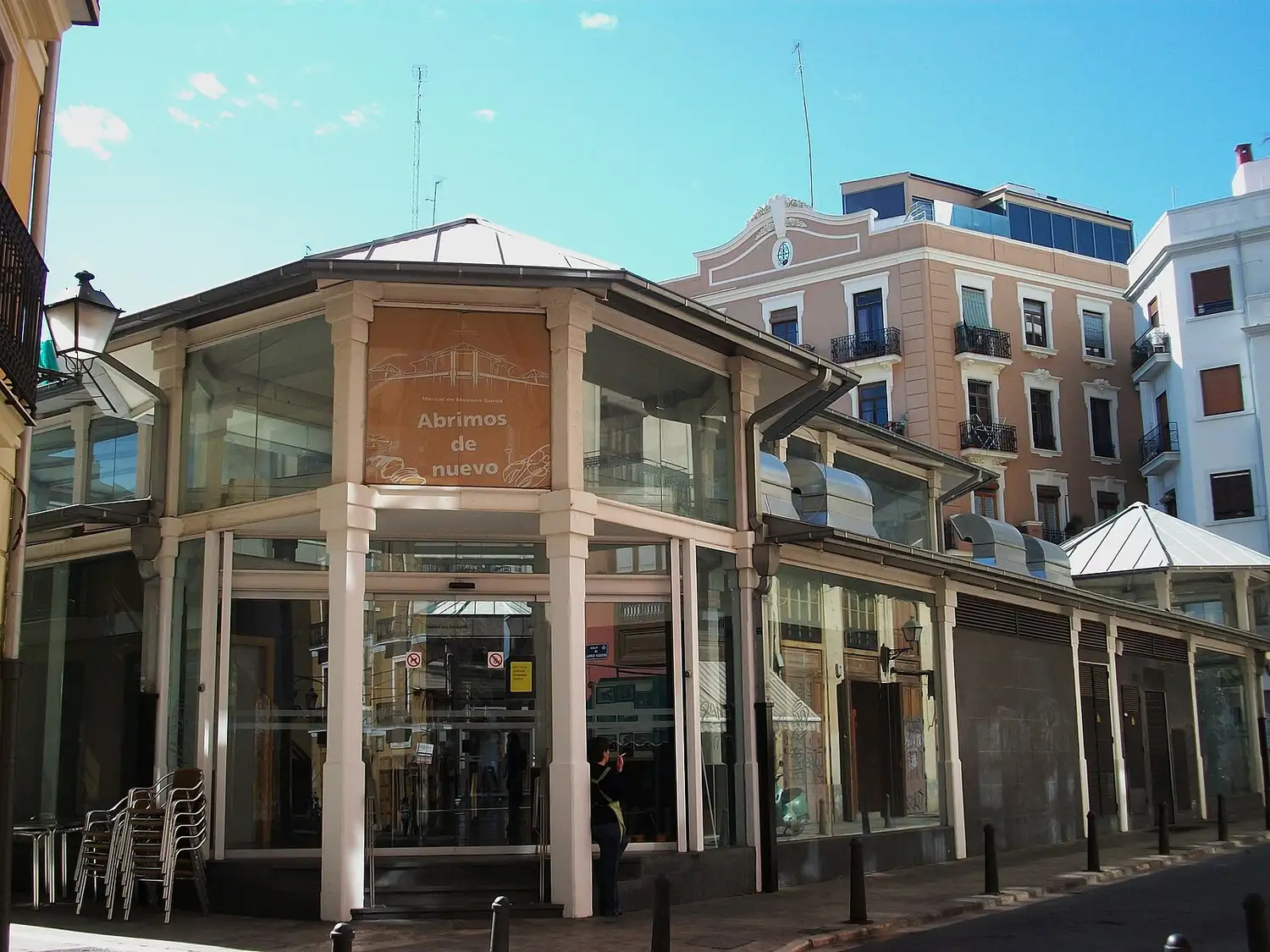 The glass and steel pavilion of the Mercat de Mossén Sorell in the Carmen district of Valencia, with its pitched roof and open entrance
