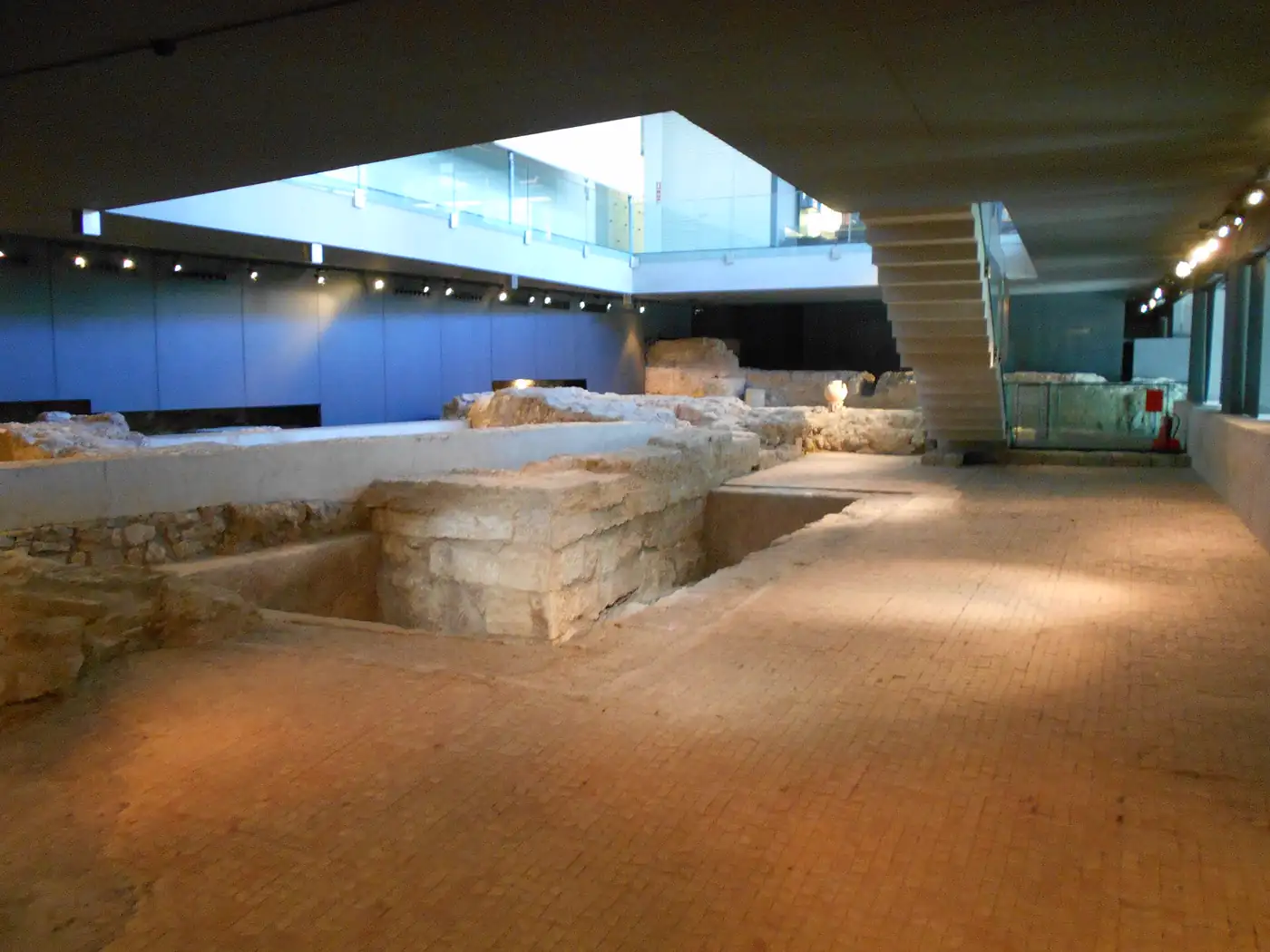 Les vestiges romains et islamiques mis au jour au centre archéologique de l'Almoina à Valencia, éclairés par une verrière