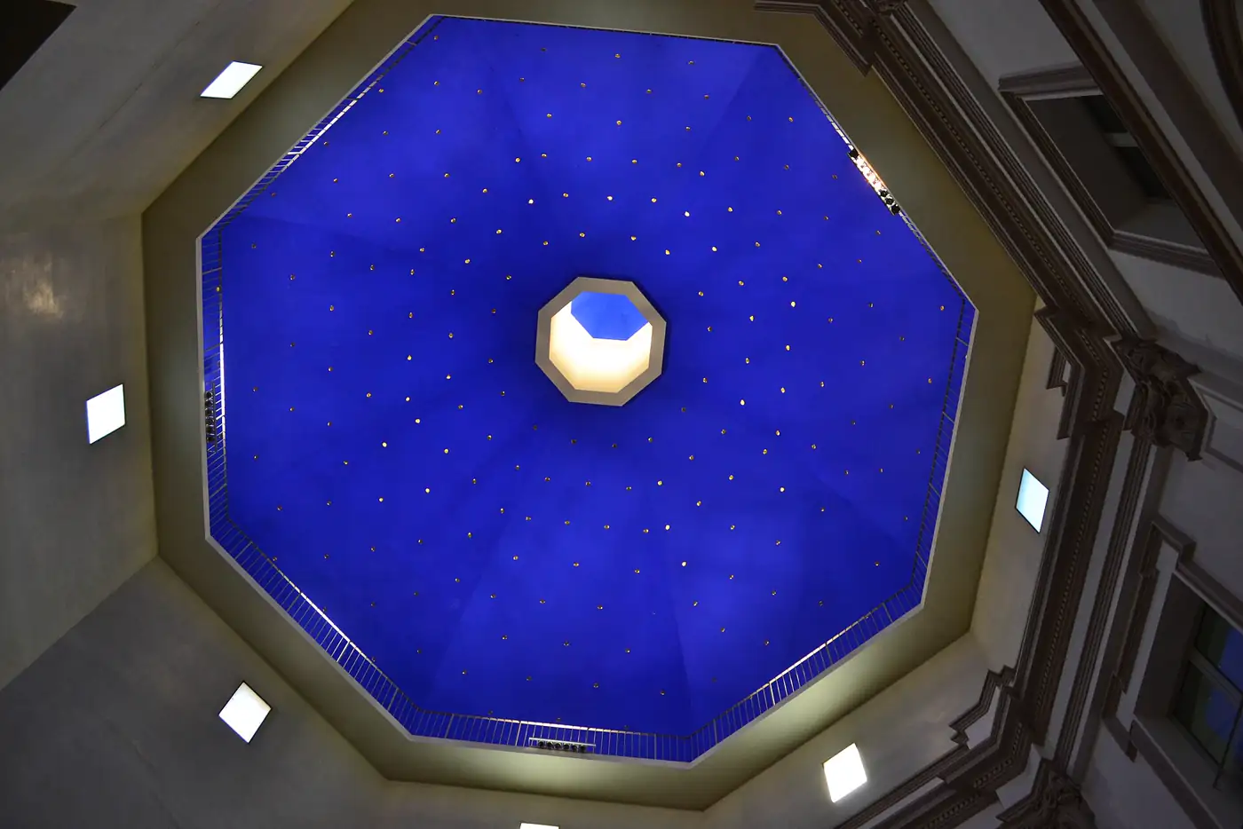 La coupole bleue étoilée à l'intérieur du Museu de Belles Arts de Valencia, éclairée par en dessous