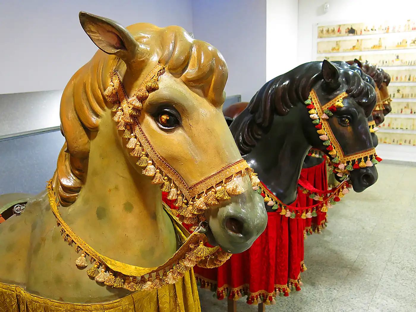 Des chevaux de bois peints de la procession du Corpus Christi exposés à la Casa de les Roques à Valencia
