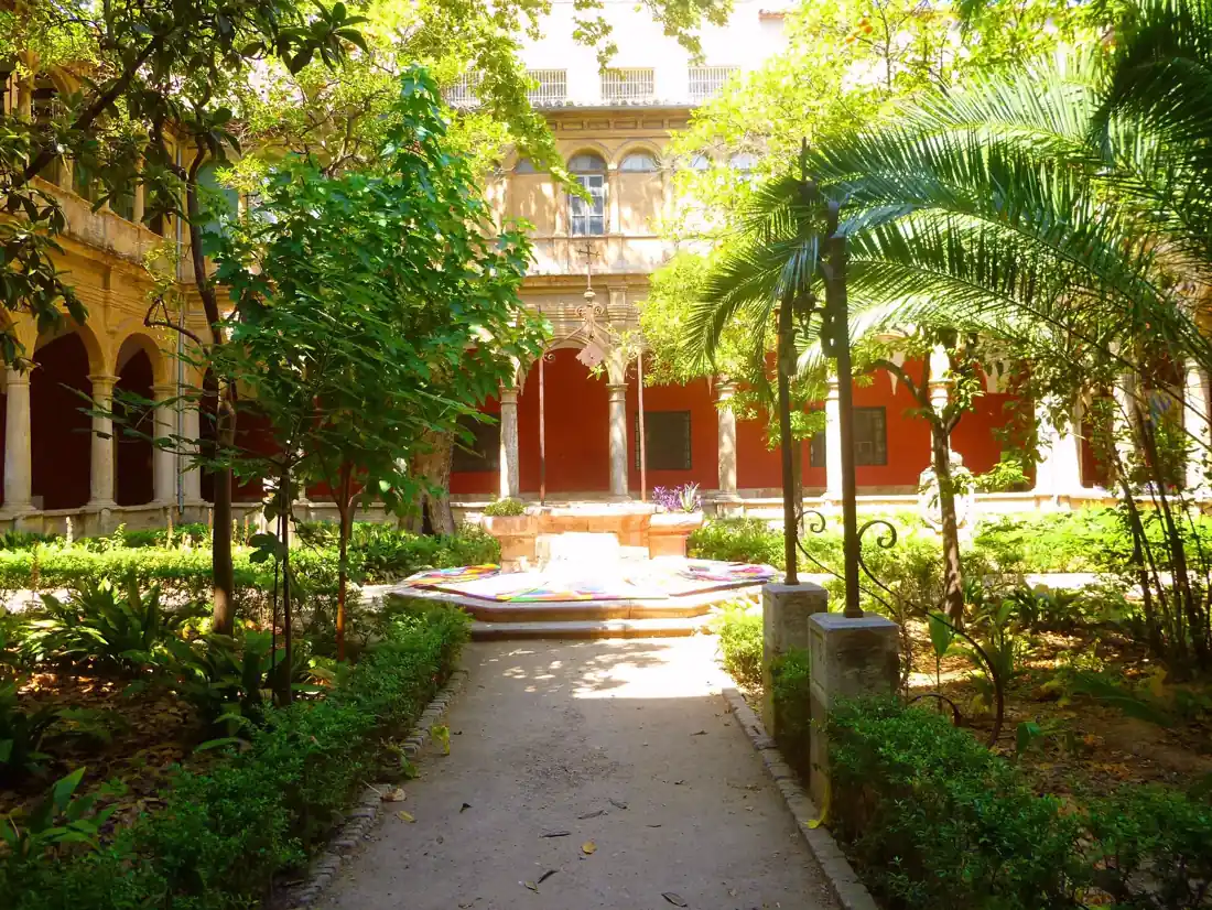 Le cloître planté du Centre del Carme à Valencia, avec des palmiers et une fontaine en pierre