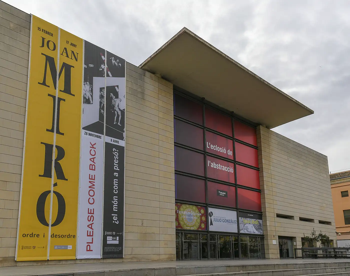 La façade du musée d'art moderne IVAM à Valencia, avec une grande bâche d'exposition