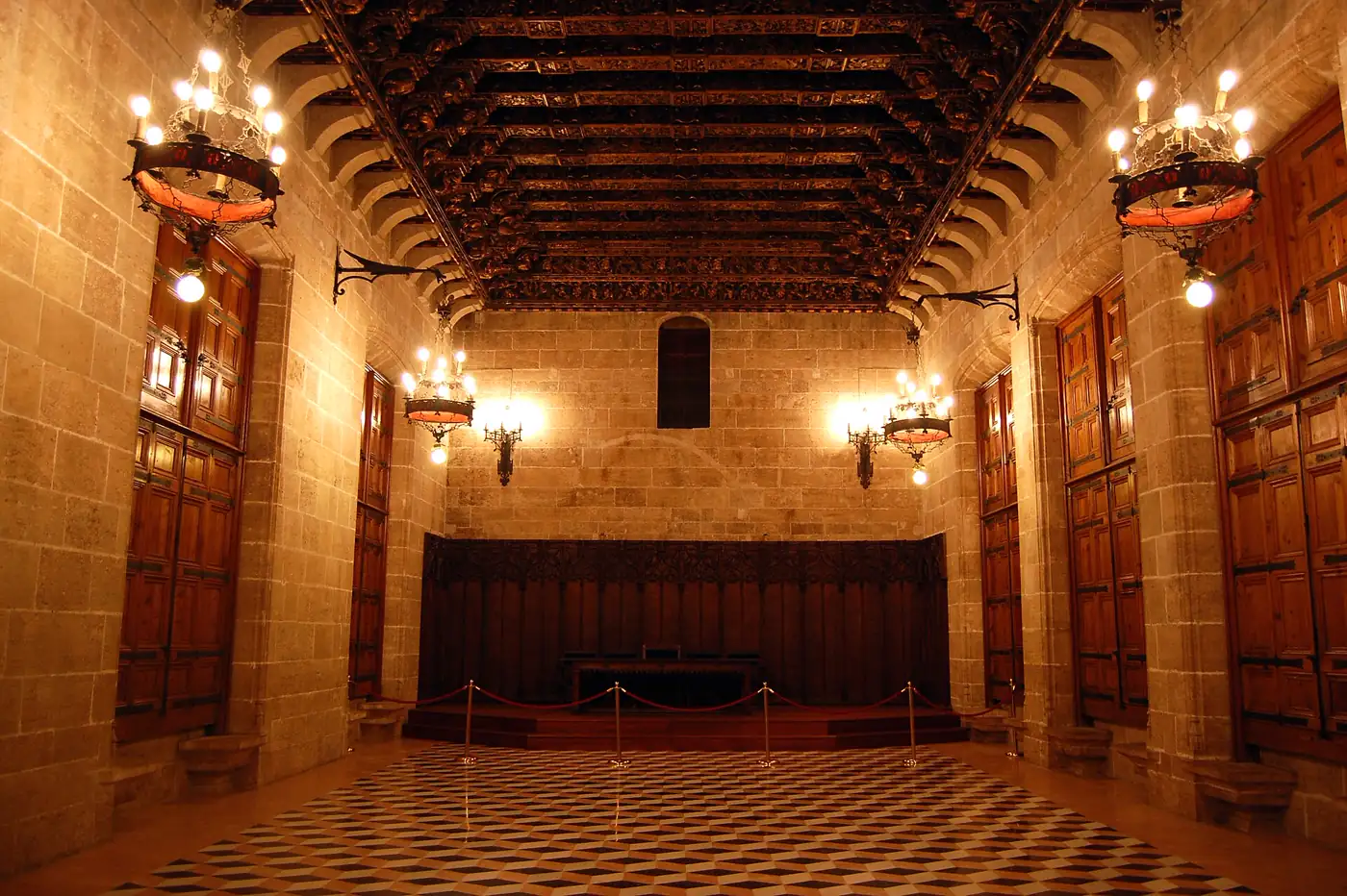 La salle du Consulat del Mar à l'intérieur de La Lonja de la Seda à Valencia, avec son plafond à caissons sculpté et doré