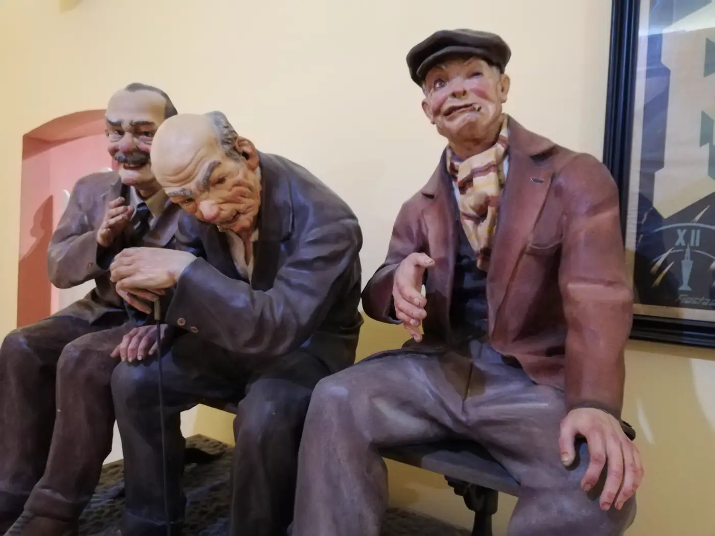 Des ninots graciés exposés au Museu Faller de Valencia, figures humaines satiriques