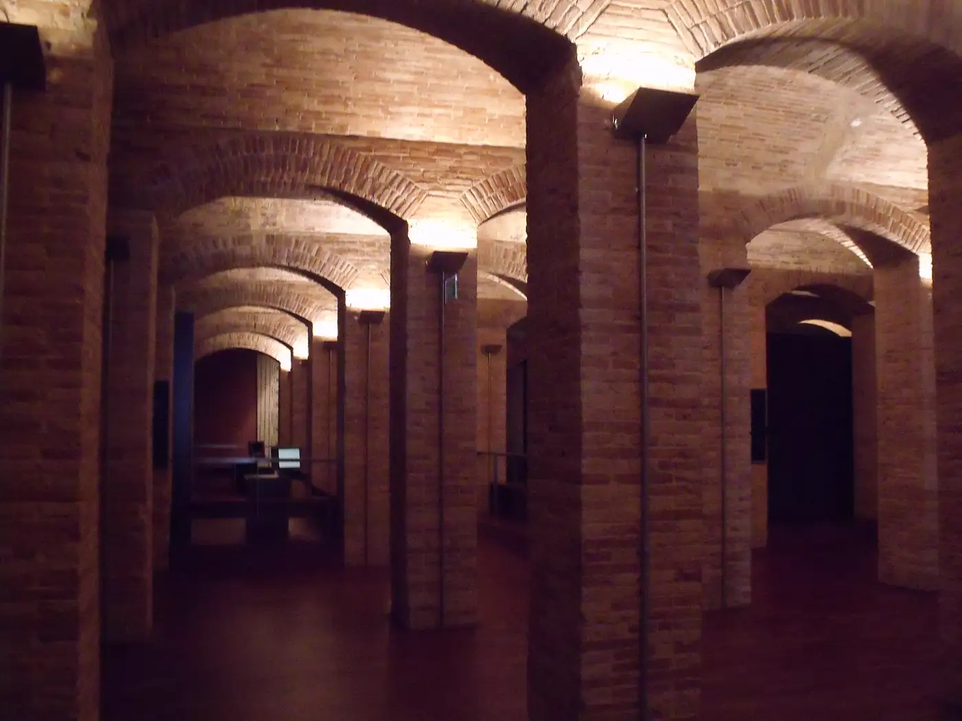 Des salles voûtées en brique à l'intérieur du Museu d'Historia de Valencia, un ancien réservoir d'eau reconverti