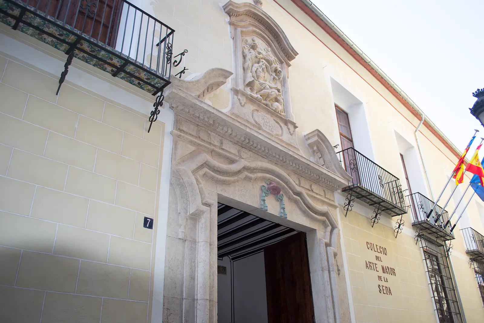 La façade baroque du Col-legi de l'Art Major de la Seda, la salle de corporation et musée de la soie dans le quartier de Velluters à Valencia