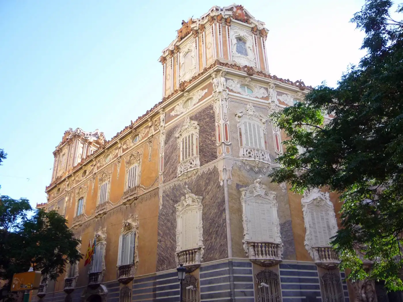 La façade baroque très ornée du Palacio del Marques de Dos Aguas à Valencia