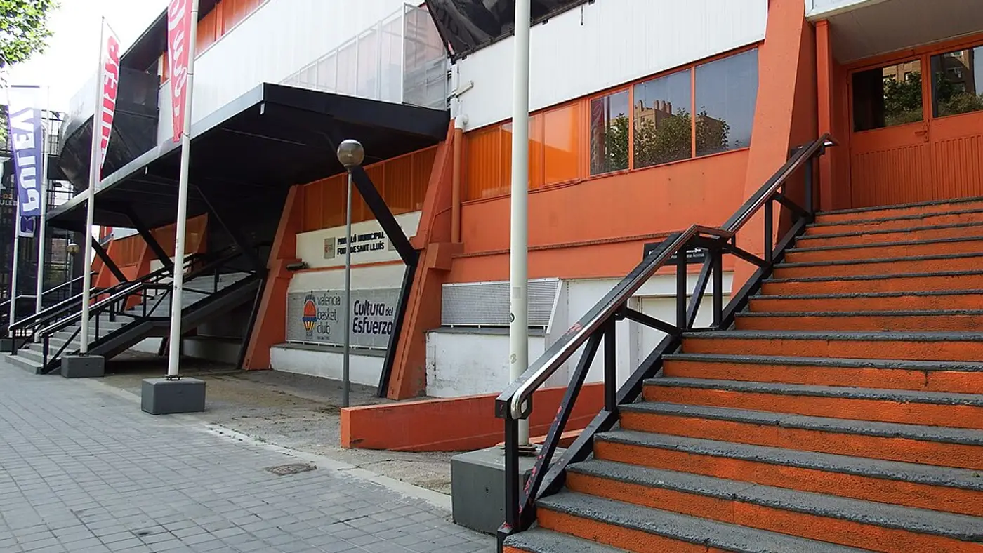 La fachada naranja y blanca y la escalera de la entrada principal del Pabellón Fuente de San Luis, La Fonteta, en Valencia.