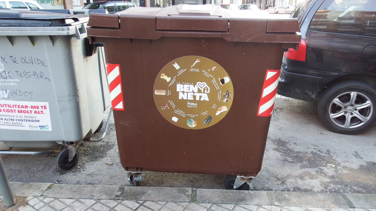 Contenedor marron de organico en una calle del area metropolitana de Valencia