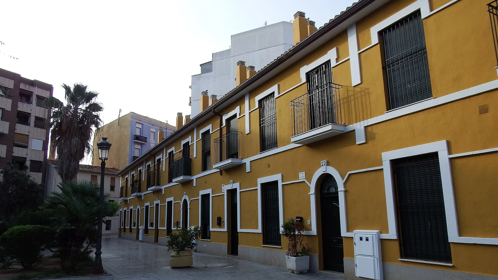Une rangée de maisons basses aux balcons en fer forgé dans le centre historique de Patraix, Valencia