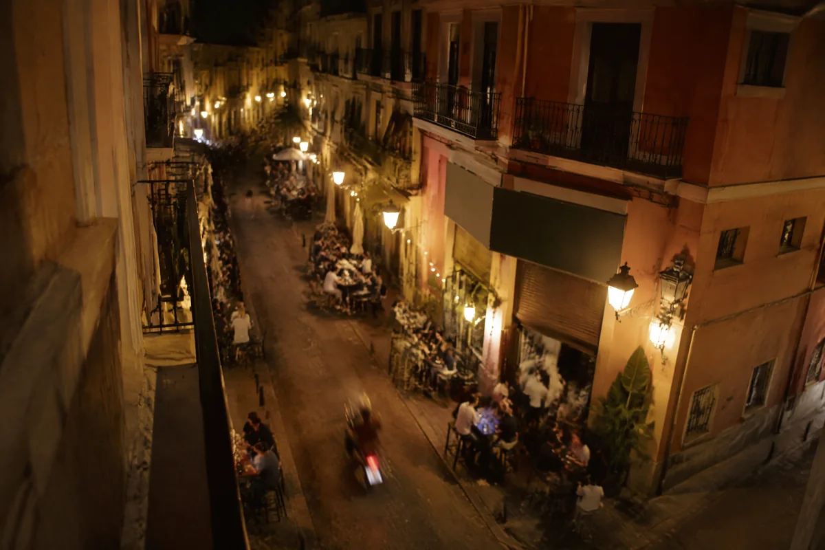 Checking a Valencia street at night for noise before signing a rental contract