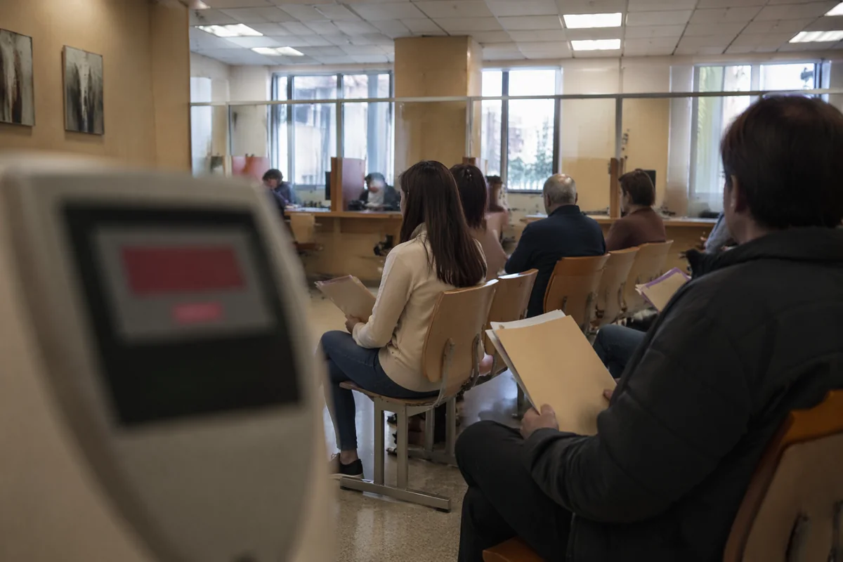 File d'attente matinale devant une oficina espagnole pour une cita previa, là où le vocabulaire administratif espagnol devient concret