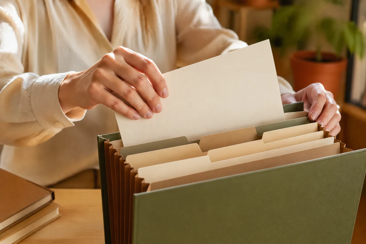 Pile de documents administratifs espagnols avec formulaires NIE, padron et titre de séjour, les termes de ce glossaire de l'expatriation en Espagne