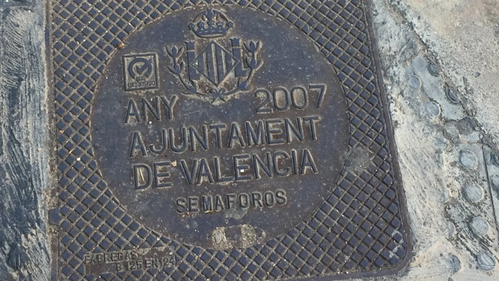 Une plaque de fonte a Valence frappee des armes de la ville, de l'annee 2007 et du mot SEMAFOROS.