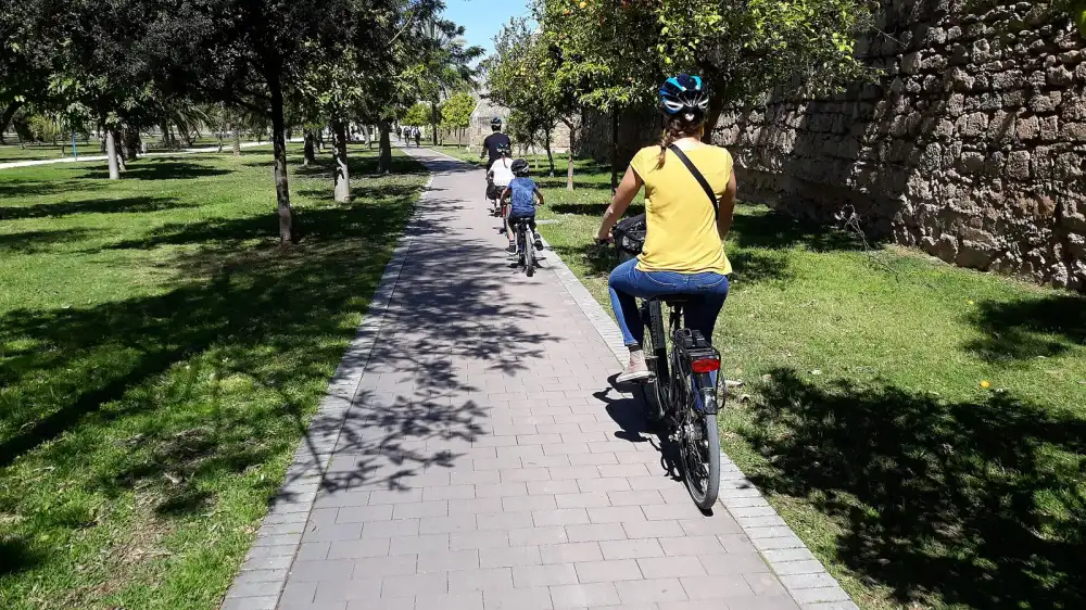 Cyclistes sur la piste cyclable du jardin du Turia à Valencia