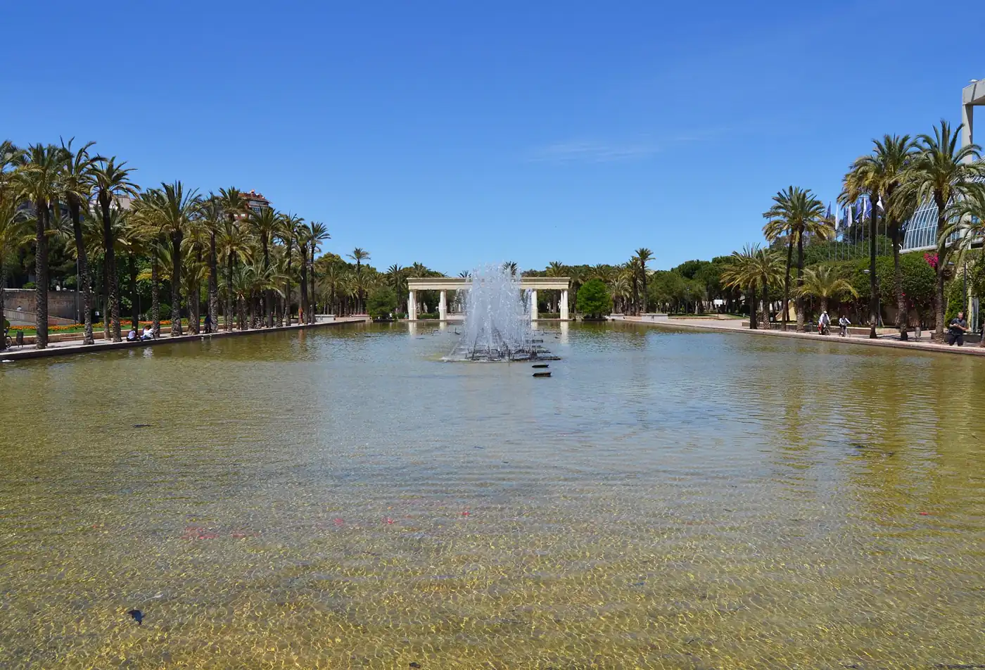 Le bassin et la colonnade devant le Palau de la Música, la salle de concert du jardin du Turia