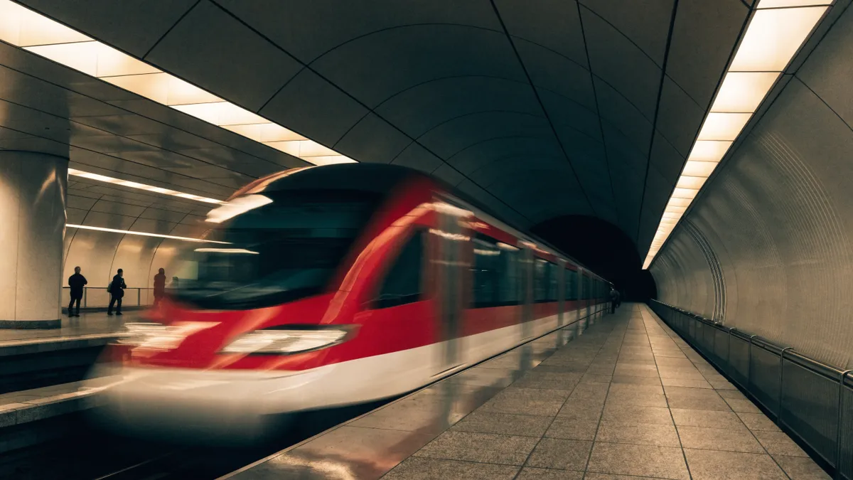 Rame de métro arrivant sur un quai moderne de Valencia