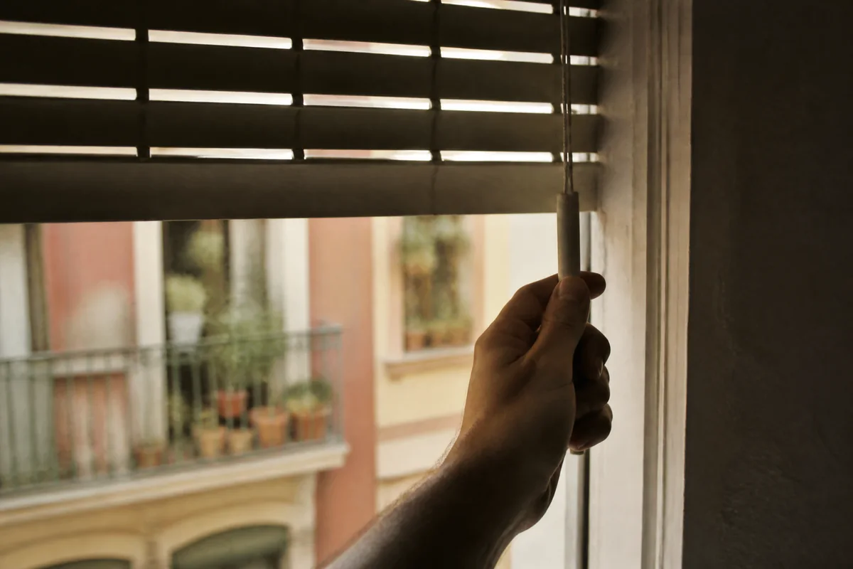 Persianas baissées contre le soleil de l'après-midi, la première défense pour garder un appartement frais à Valencia en été
