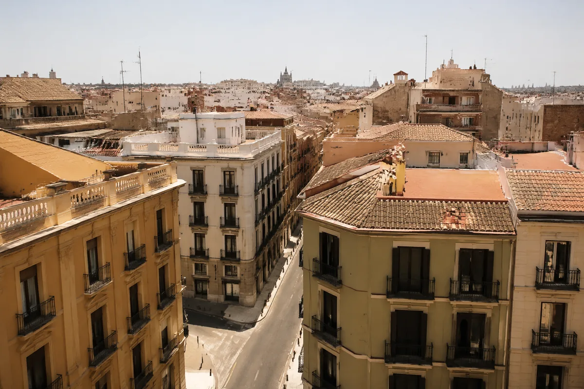 Soleil d'été qui écrase les toits de Valencia, la chaleur que ton logement doit encaisser de juin à septembre