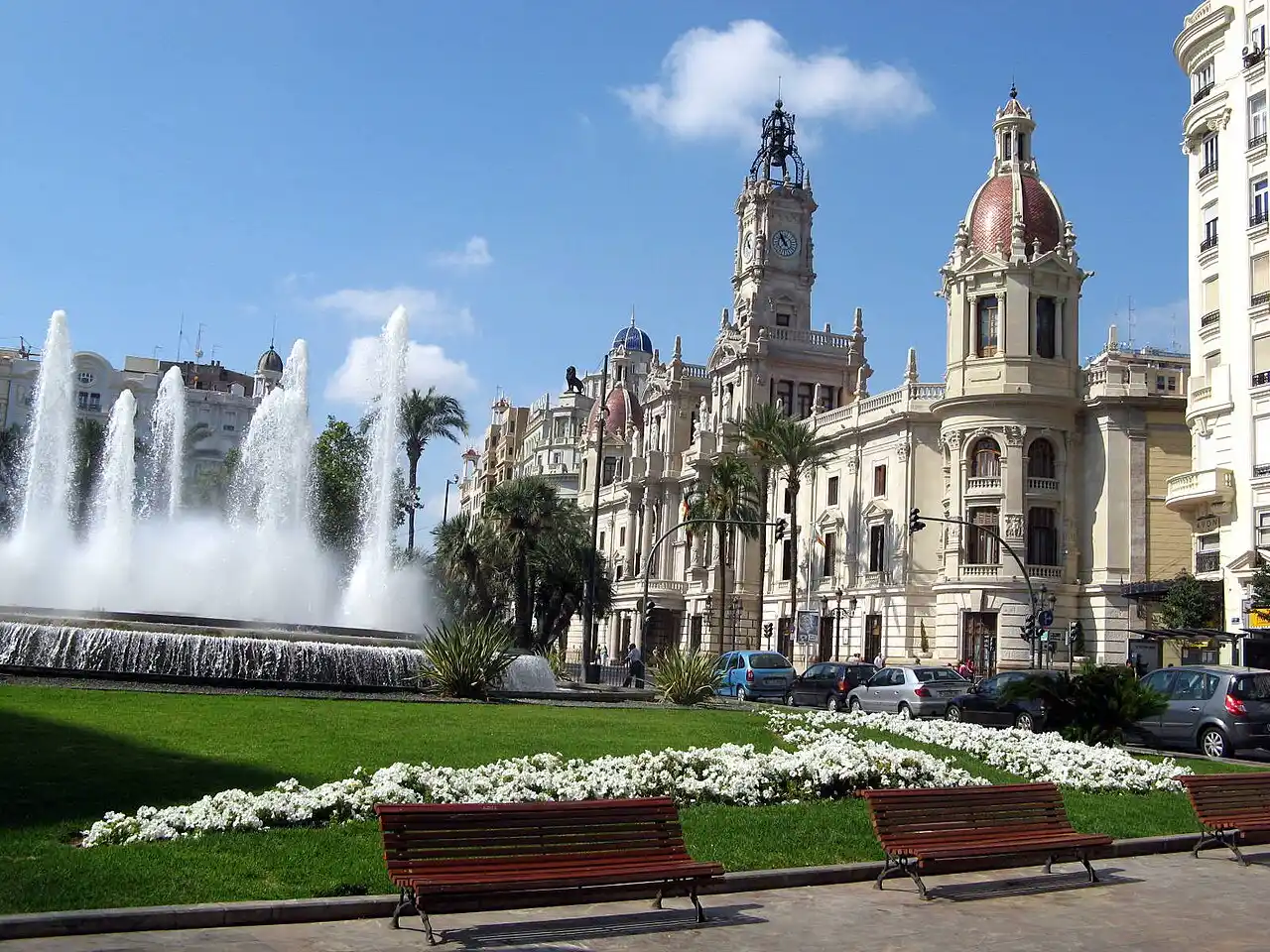 Panoramisch uitzicht op de Plaça de l'Ajuntament van Valencia, met de gevel van de Casa Consistorial en haar klokkentoren op de achtergrond