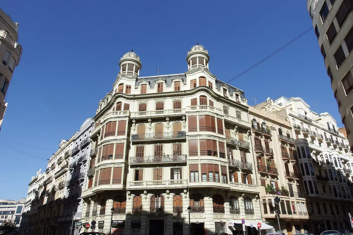 Façade d'un immeuble ancien dans le quartier de l'Eixample à Valencia