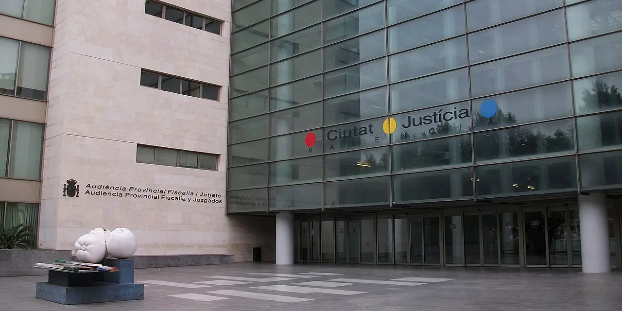 La entrada de la Ciutat de la Justícia de Valencia, el complejo judicial acristalado, junto al ala de piedra de la Audiencia Provincial