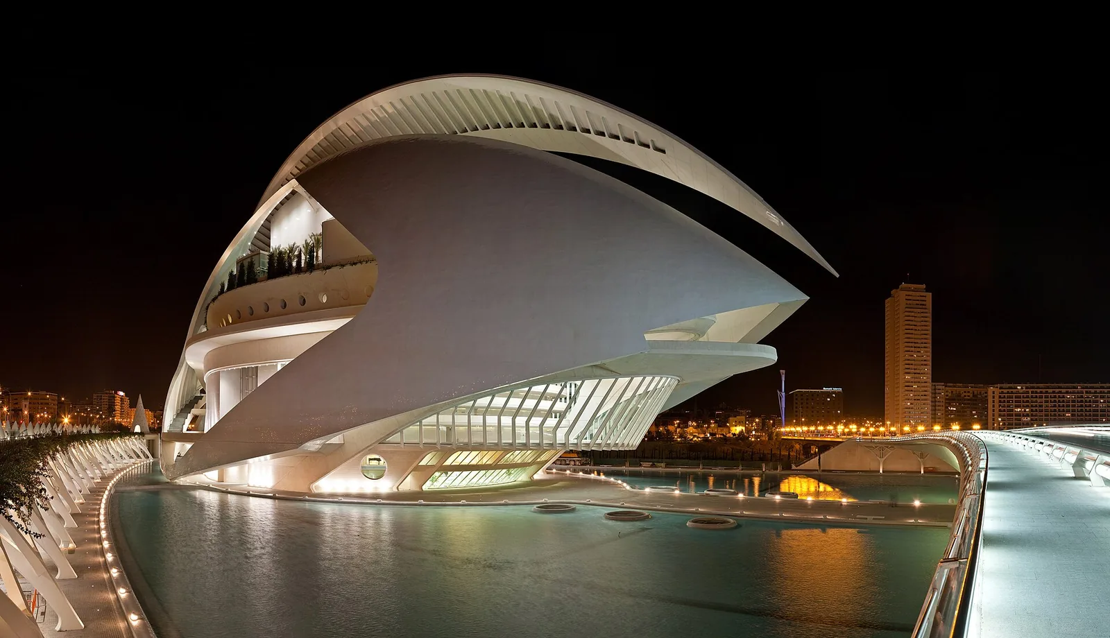 El Palau de les Arts Reina Sofia lit at night above its surrounding water