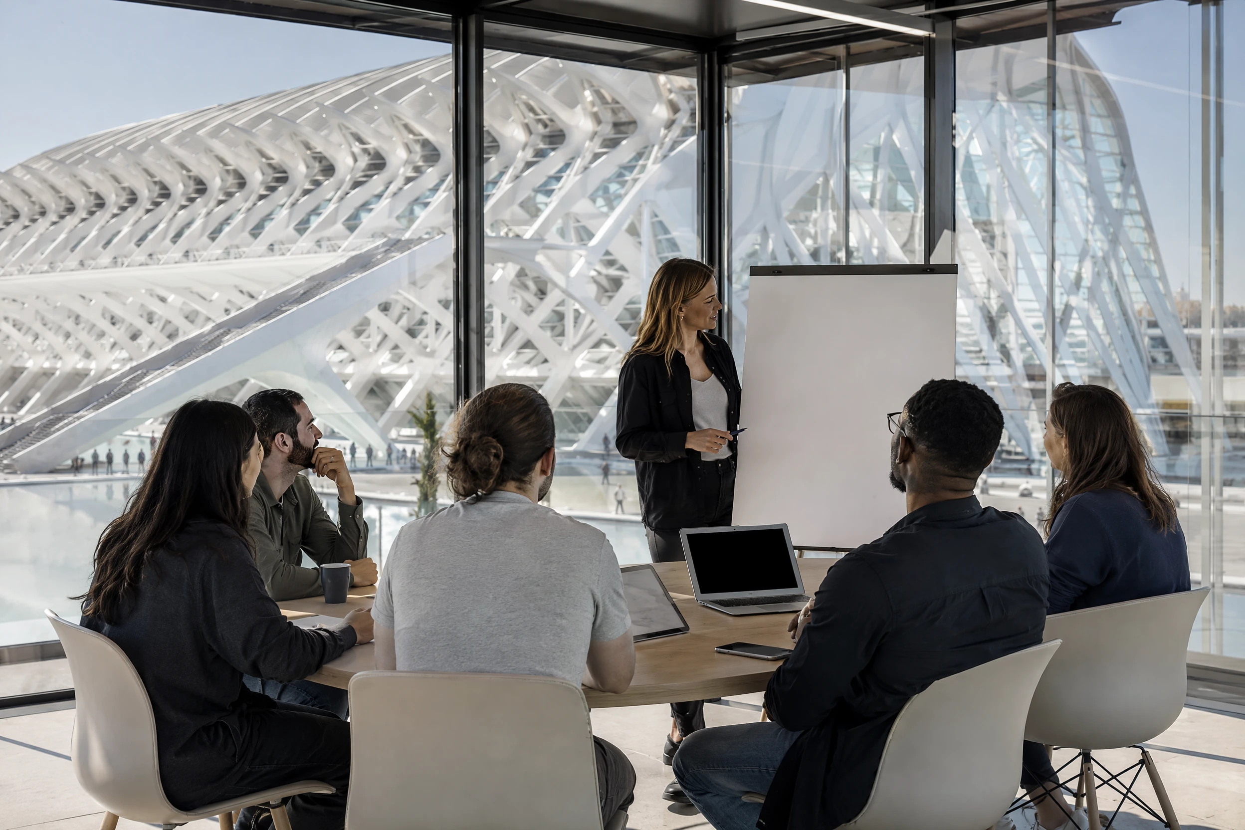 Taller de coworking contemporáneo con vistas a la Ciudad de las Artes y las Ciencias en Valencia