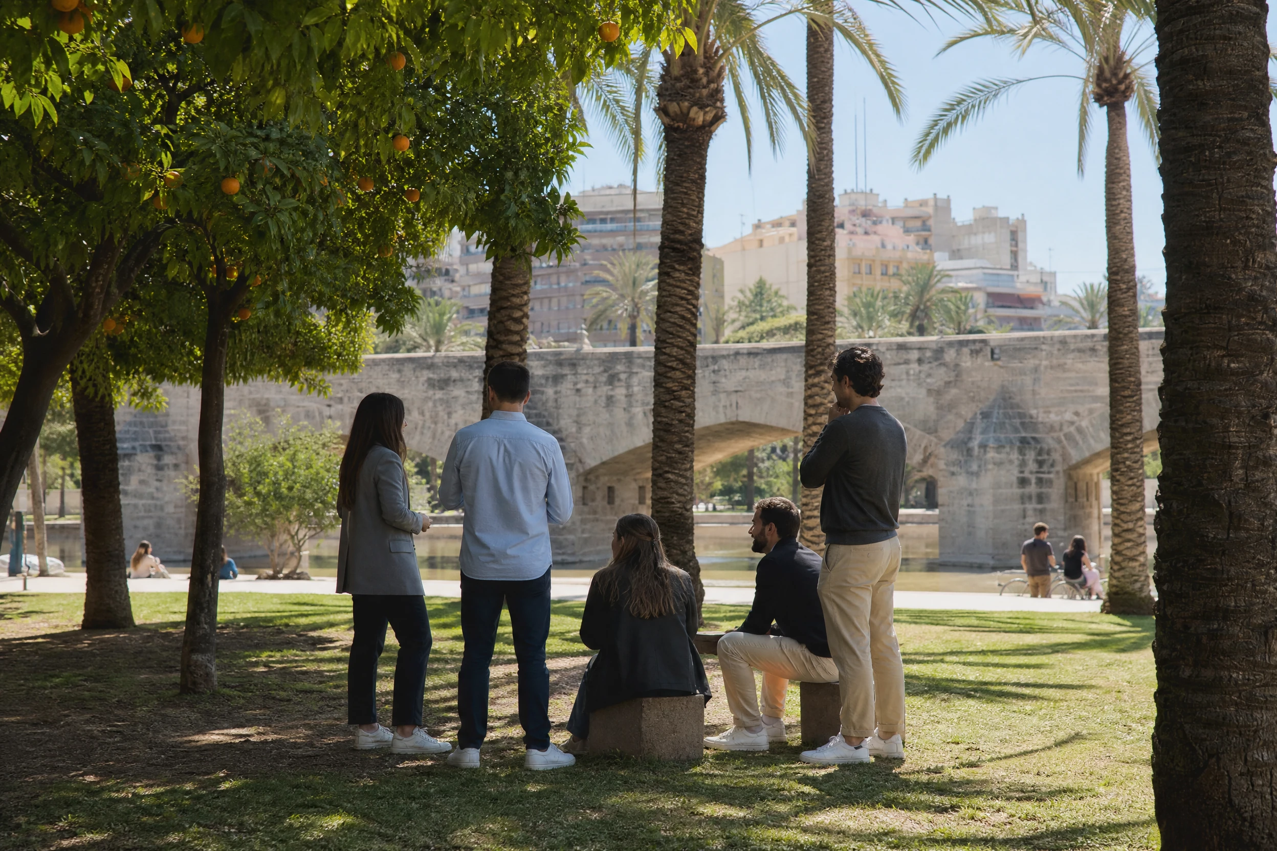 Los Jardines del Turia junto al histórico Puente del Mar en Valencia
