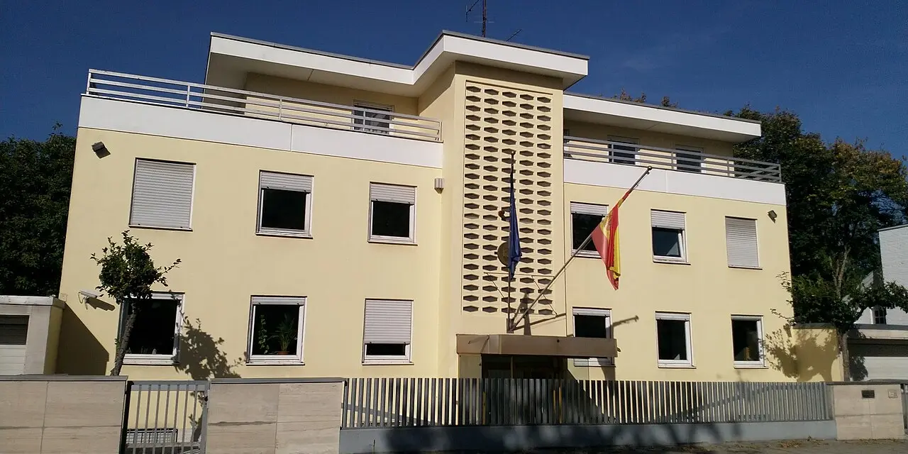 The Consulate General of Spain in Munich, a cream three-storey building with the Spanish and European flags over the entrance