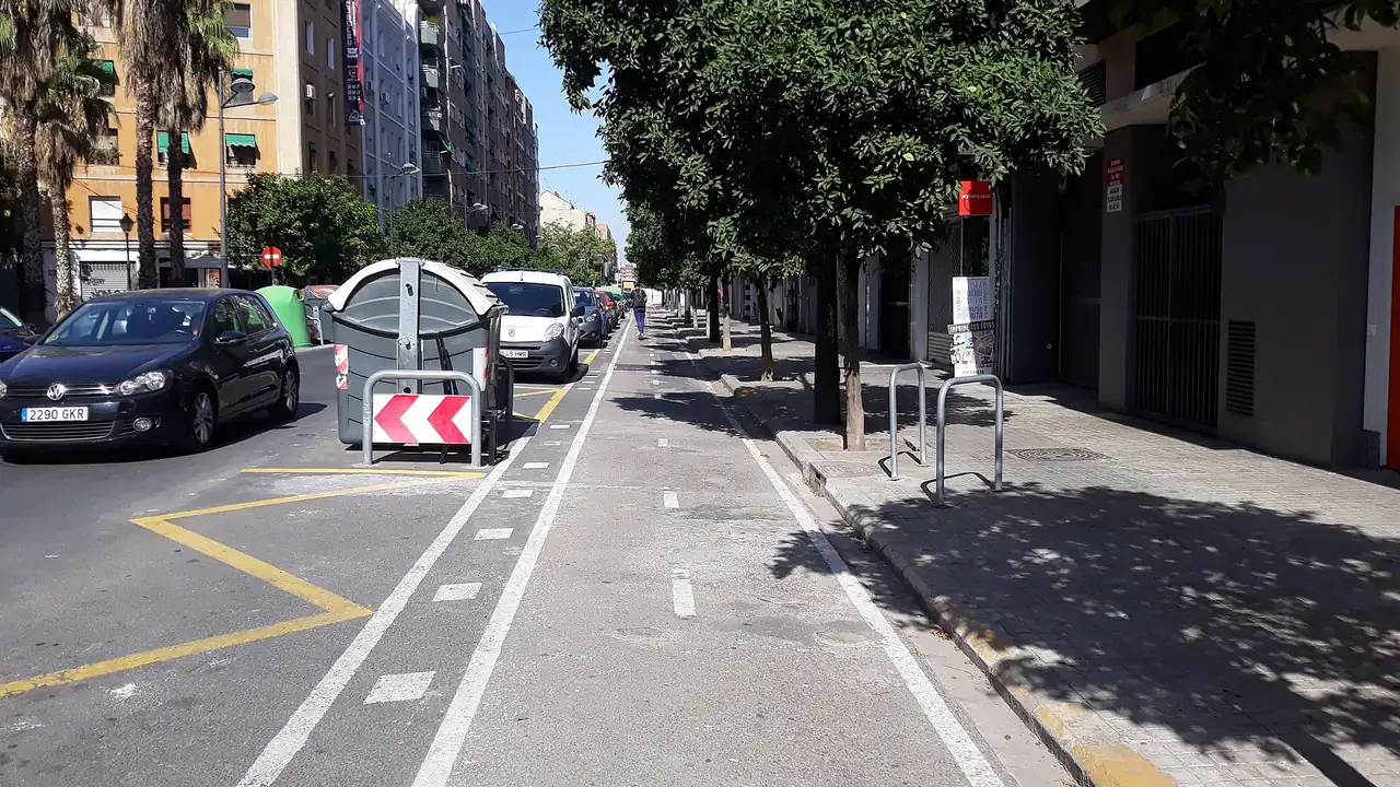Een vrijliggend fietspad langs de Avinguda de la Constitució in Valencia