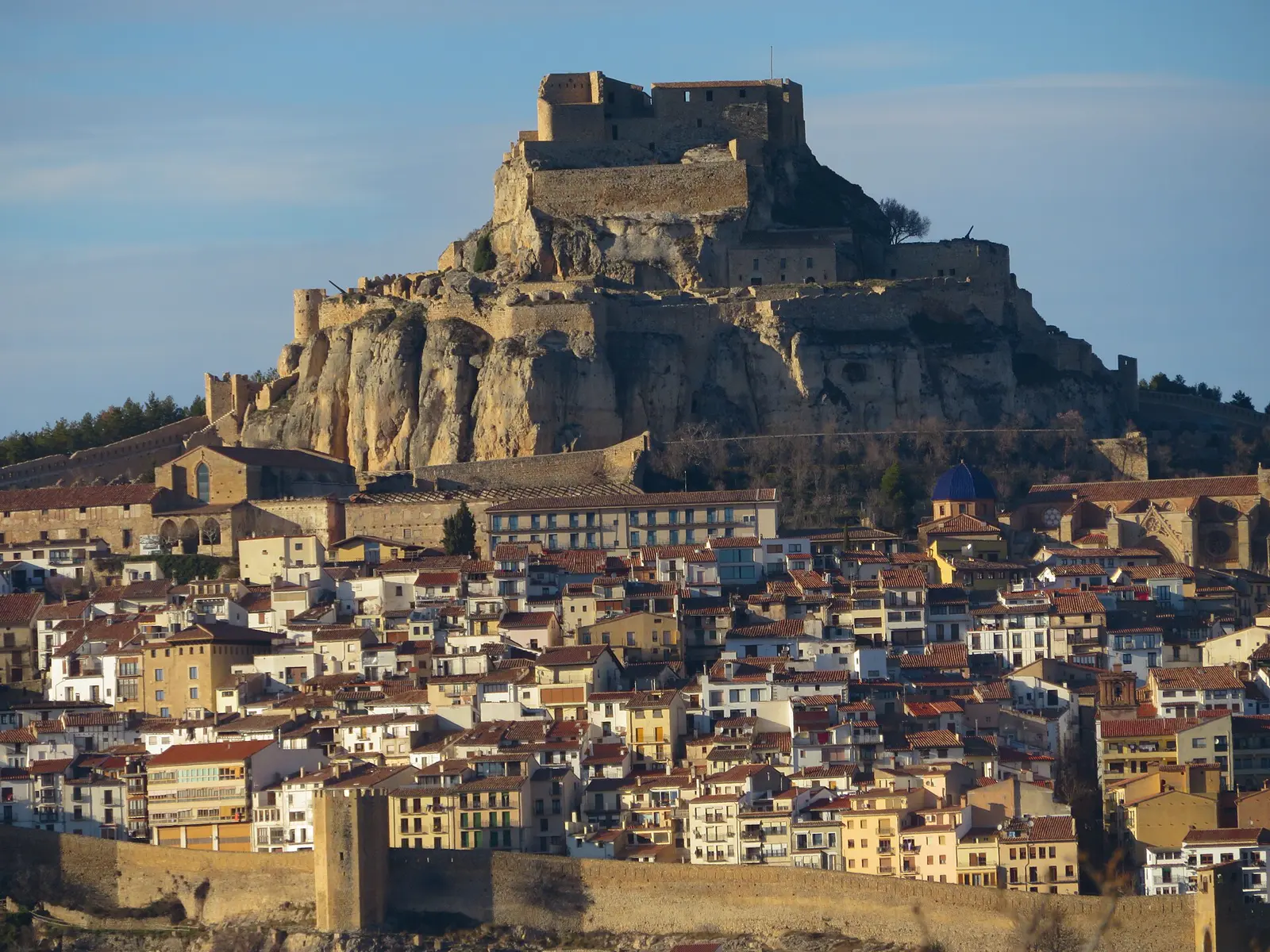 Morella sur sa colline, le château sur le sommet rocheux nu au-dessus de la ville et les remparts médiévaux enserrant les maisons