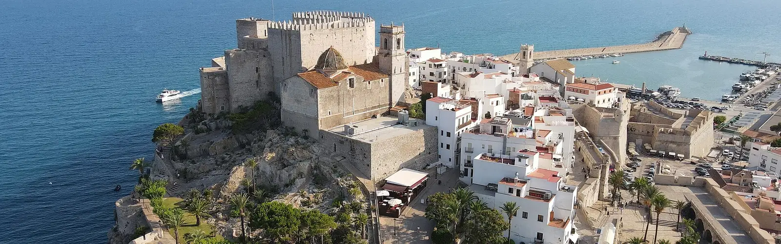Vue aérienne du château du Pape Luna et de la vieille ville de Peñíscola au bord de la Méditerranée