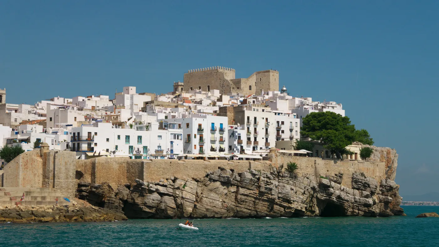 La vieille ville fortifiée de Peníscola vue depuis la mer, avec le château au-dessus