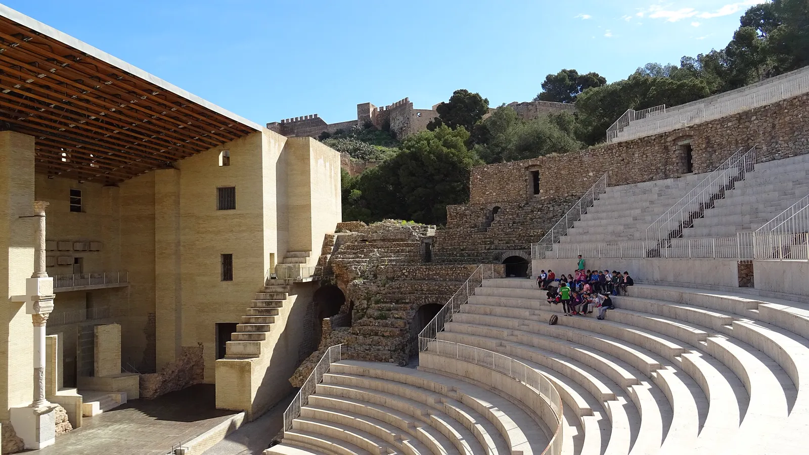 Les gradins de pierre du théâtre romain de Sagunto, avec les remparts du château sur la crête juste au-dessus