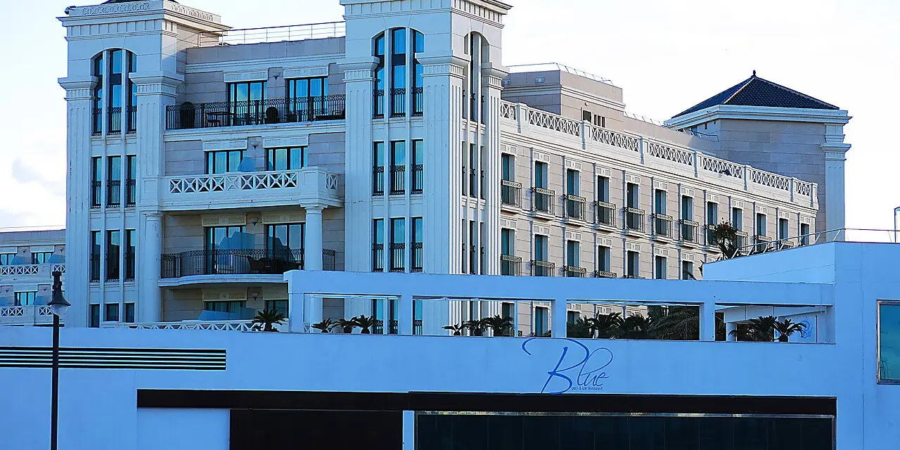 De witte gevel van het Hotel Balneario Las Arenas aan de boulevard van El Cabanyal in Valencia