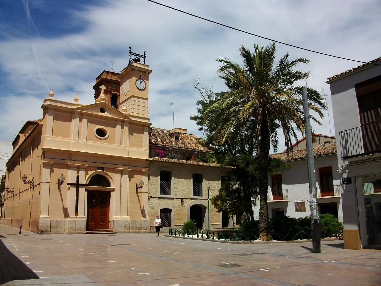 L'église paroissiale, son clocher à horloge et un grand palmier sur la Plaça de Benimaclet